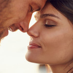 अपने-प्यार-का-अनुभव-हमें-अपने-साथी-की-आखों-में-देखने-पर-मिलता-है