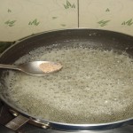 अब मिश्रण में से थोड़ा-थोड़ा
