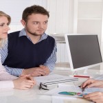 Junges Paar in einer Besprechung: Kunde und Berater