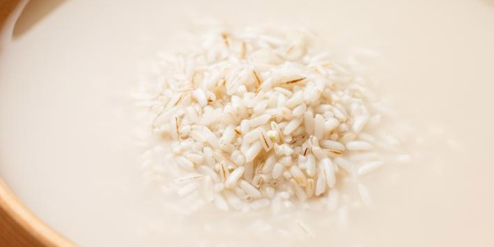 बालों पर चावल के पानी का उपयोग कैसे करें